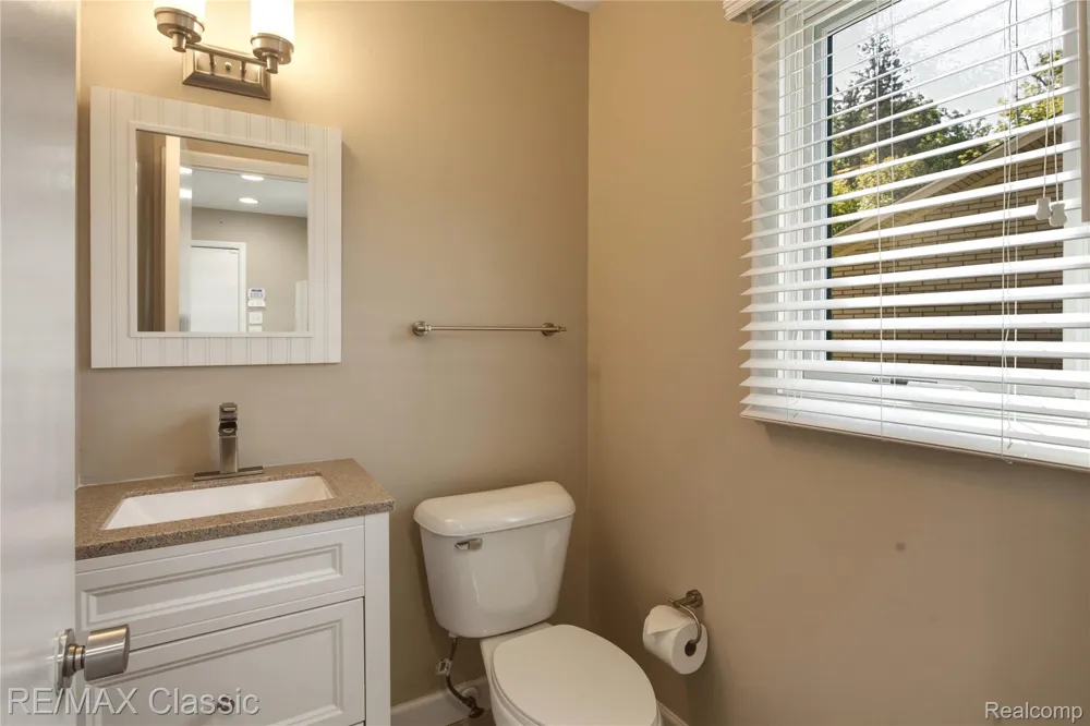 5423 W Bloomfield Lake Road West Bloomfield Charter Township, MI 48323