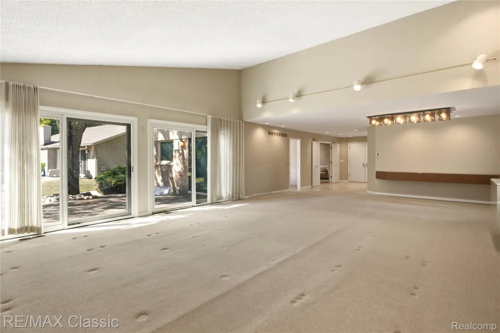 5423 W Bloomfield Lake Road West Bloomfield Charter Township, MI 48323