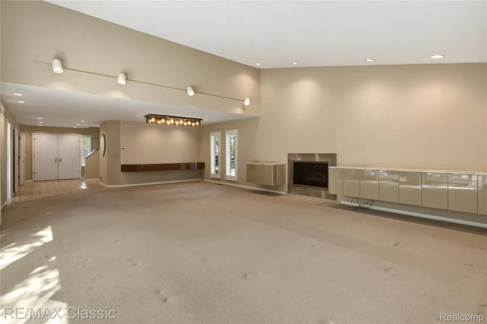 5423 W Bloomfield Lake Road West Bloomfield Charter Township, MI 48323
