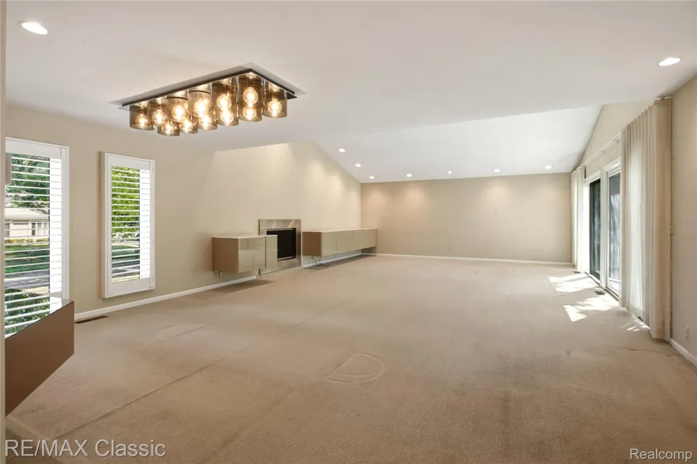 5423 W Bloomfield Lake Road West Bloomfield Charter Township, MI 48323