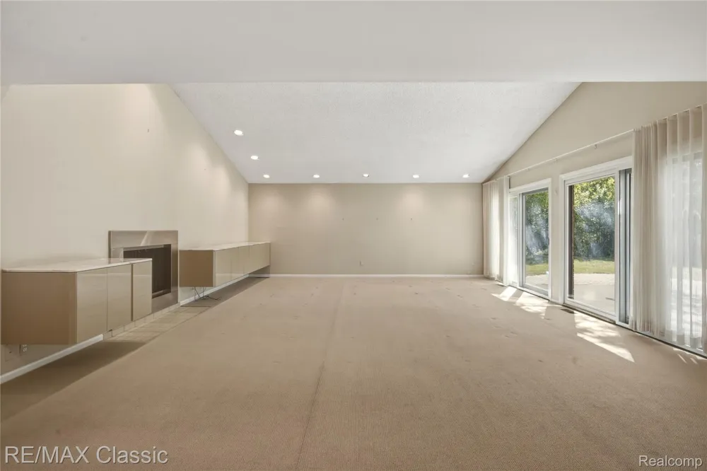 5423 W Bloomfield Lake Road West Bloomfield Charter Township, MI 48323