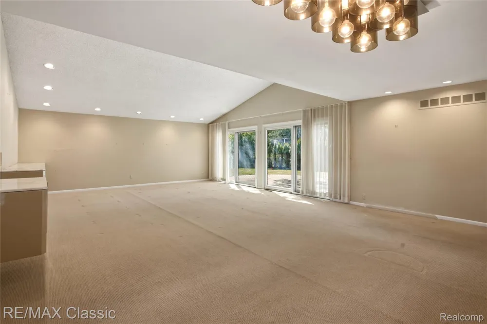 5423 W Bloomfield Lake Road West Bloomfield Charter Township, MI 48323