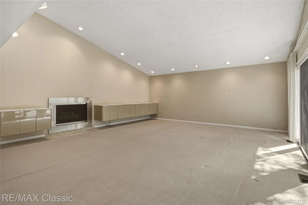 5423 W Bloomfield Lake Road West Bloomfield Charter Township, MI 48323