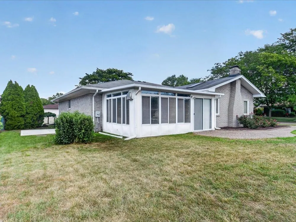 15500 Sherwood Lane Fraser City, MI 48026
