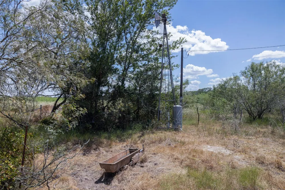 4242 Fm 1680 Waelder, TX 78959