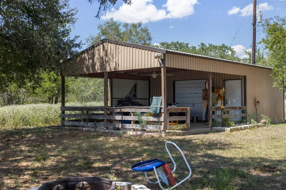 4242 Fm 1680 Waelder, TX 78959