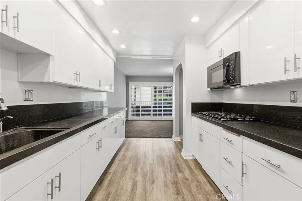 16012 Moorpark #302A Encino, CA 91436
