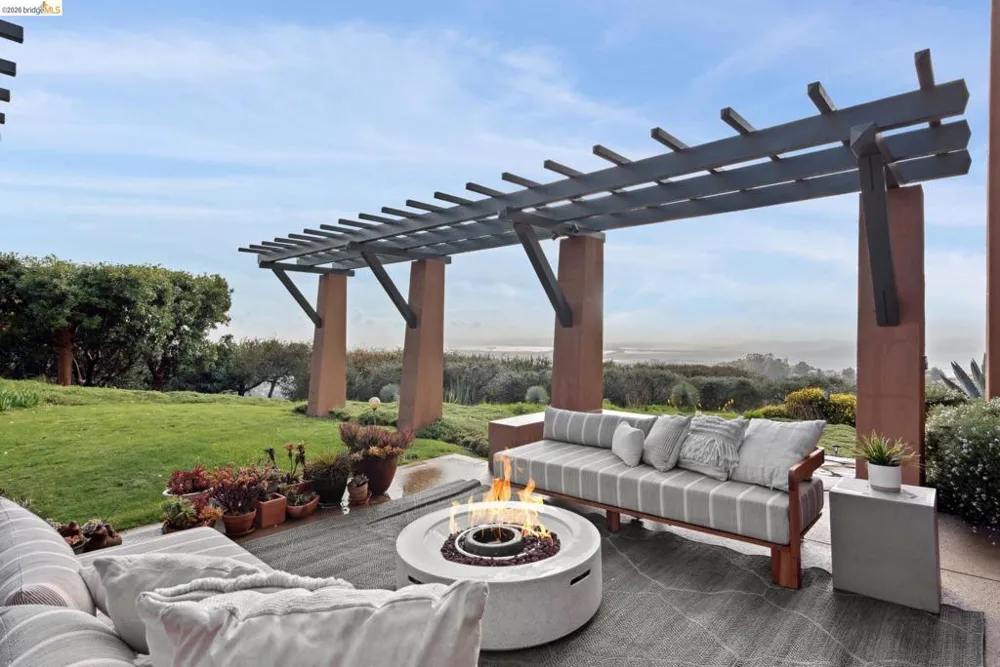 5 Woodside Way Oakland, CA 94611