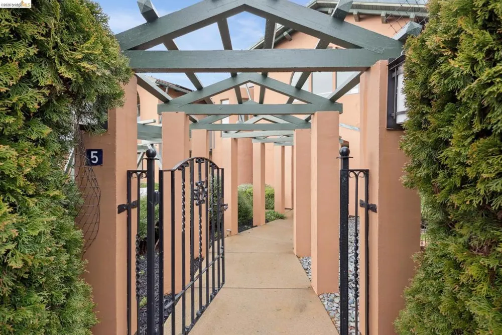 5 Woodside Way Oakland, CA 94611