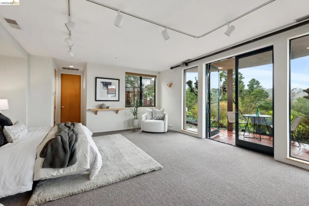 5 Woodside Way Oakland, CA 94611
