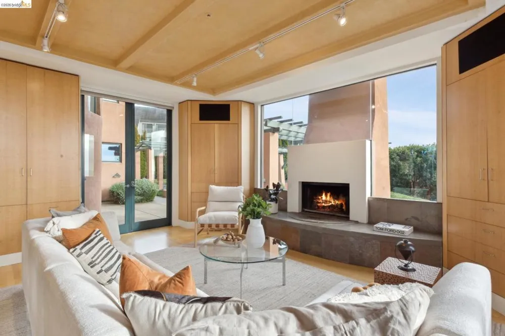 5 Woodside Way Oakland, CA 94611