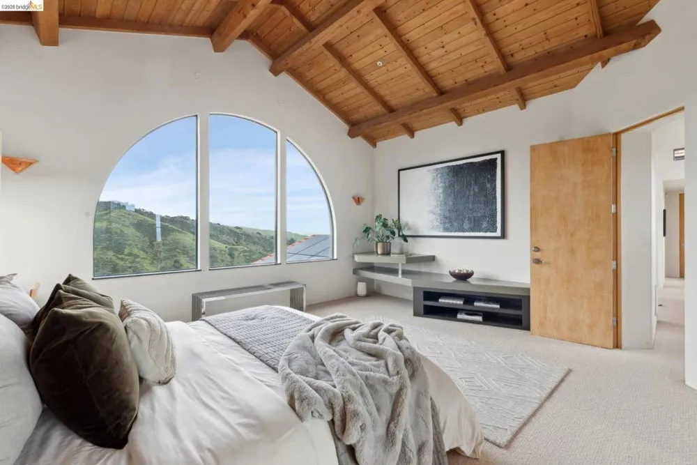 5 Woodside Way Oakland, CA 94611