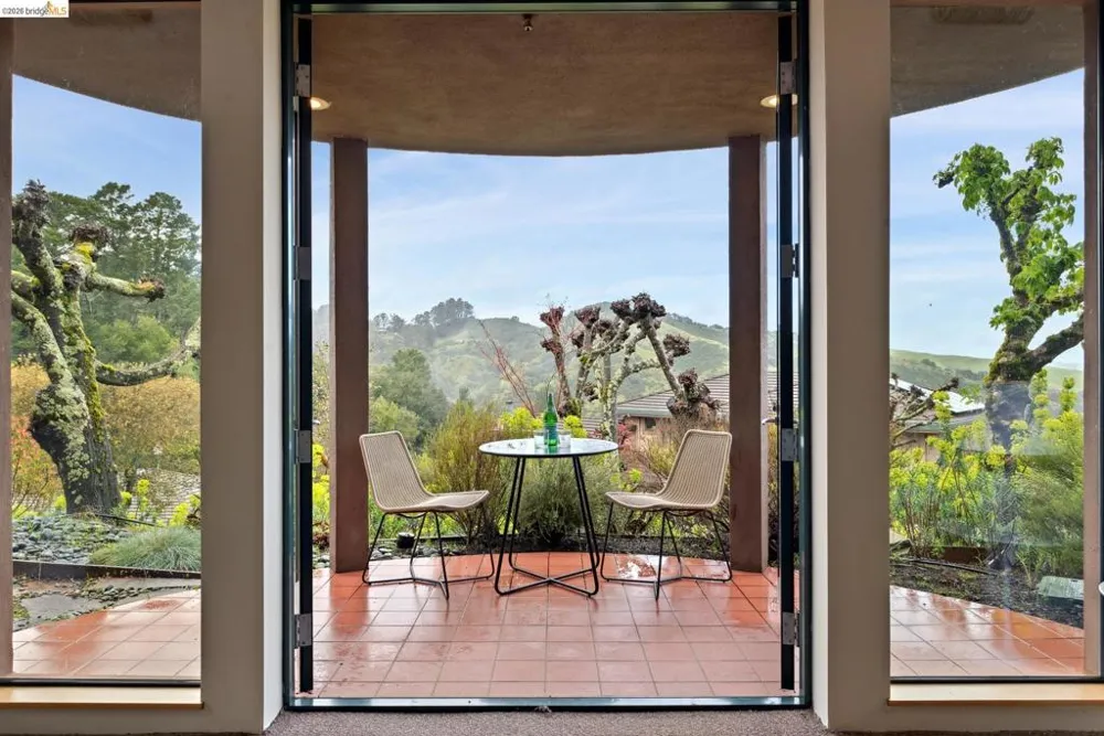 5 Woodside Way Oakland, CA 94611