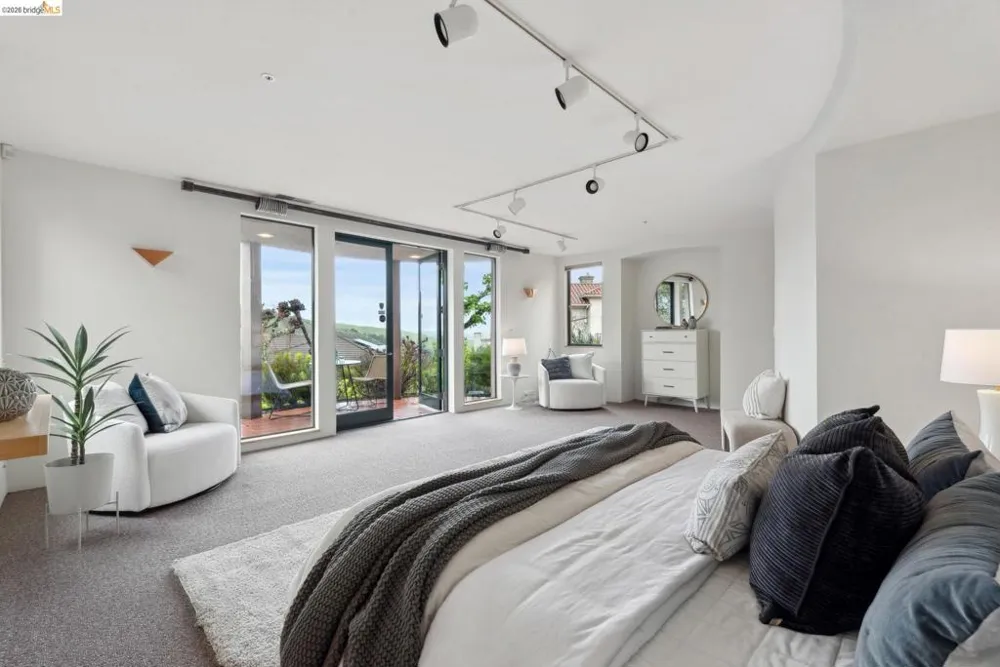 5 Woodside Way Oakland, CA 94611