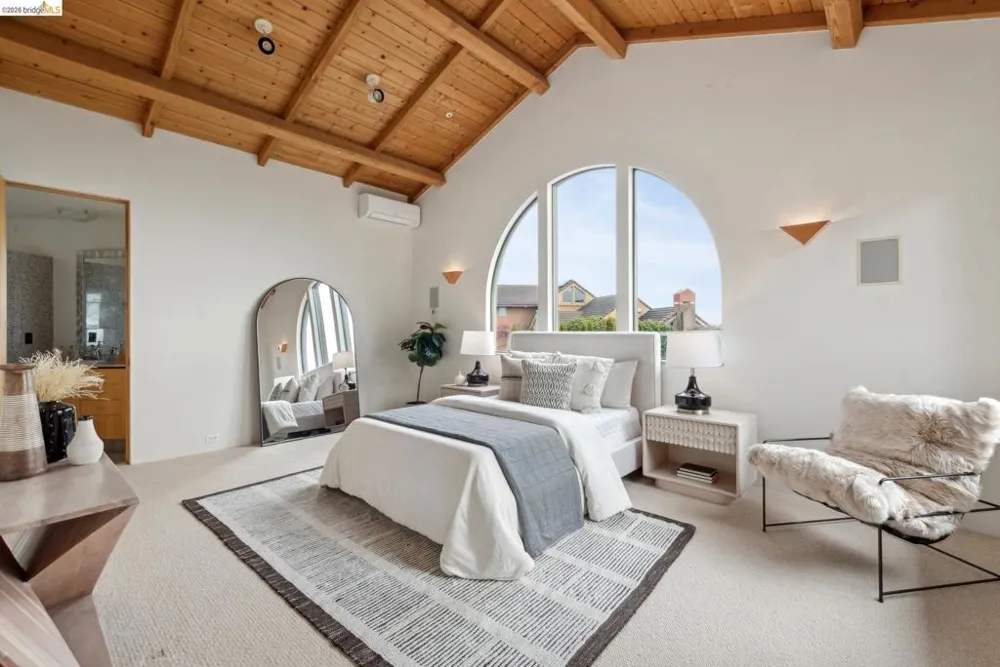 5 Woodside Way Oakland, CA 94611