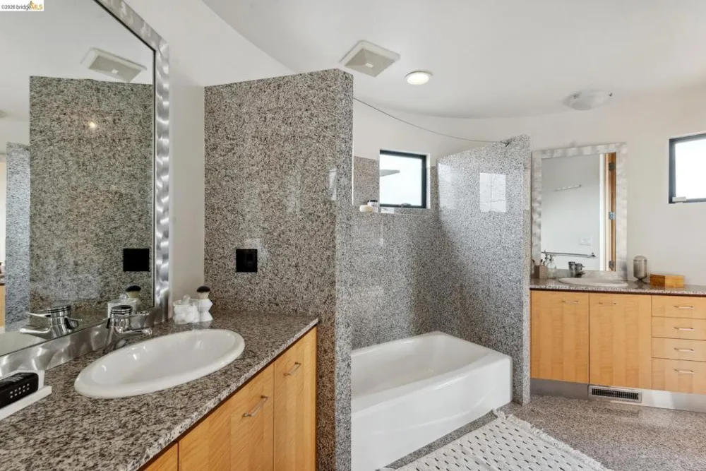 5 Woodside Way Oakland, CA 94611
