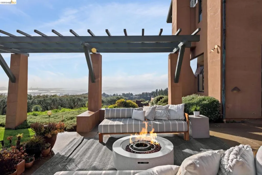 5 Woodside Way Oakland, CA 94611