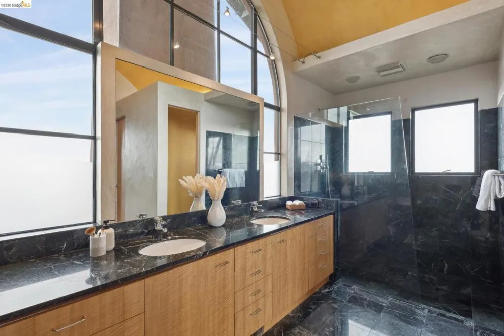 5 Woodside Way Oakland, CA 94611