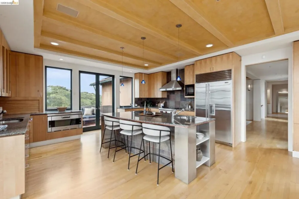 5 Woodside Way Oakland, CA 94611