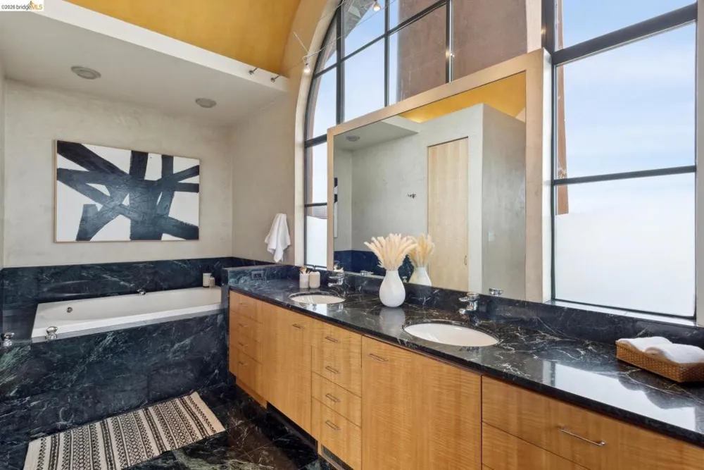 5 Woodside Way Oakland, CA 94611