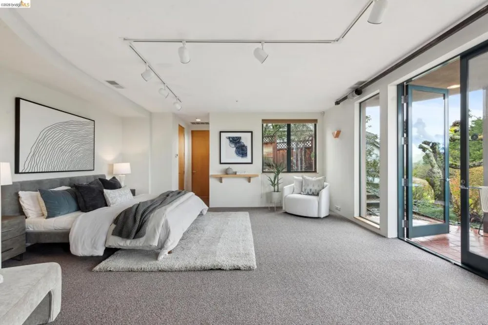 5 Woodside Way Oakland, CA 94611