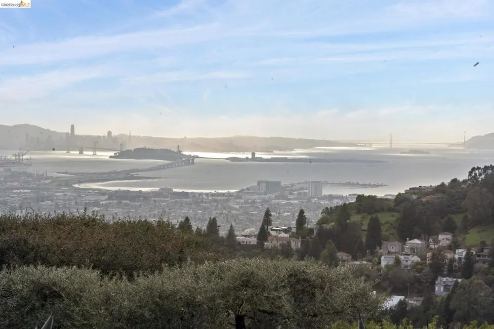 5 Woodside Way Oakland, CA 94611