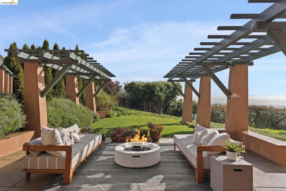 5 Woodside Way Oakland, CA 94611