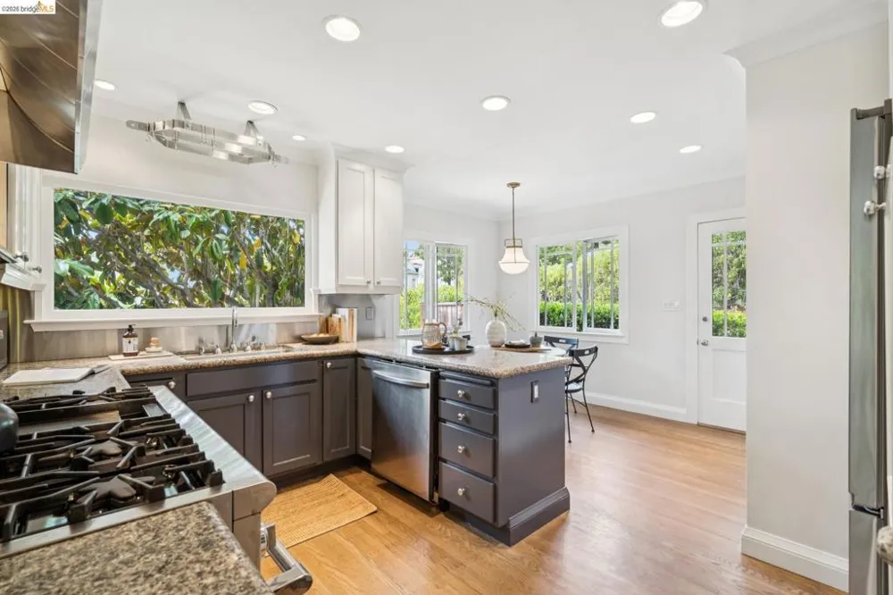 1115 Harvard Rd Piedmont, CA 94610