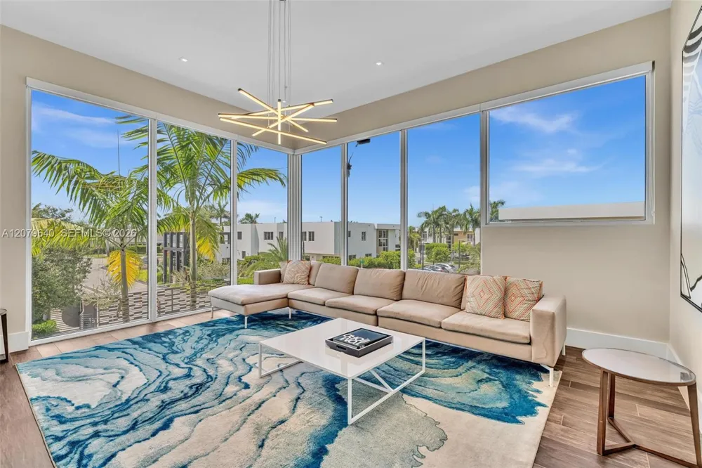 9870 NW 74th Ter Doral, FL 33178