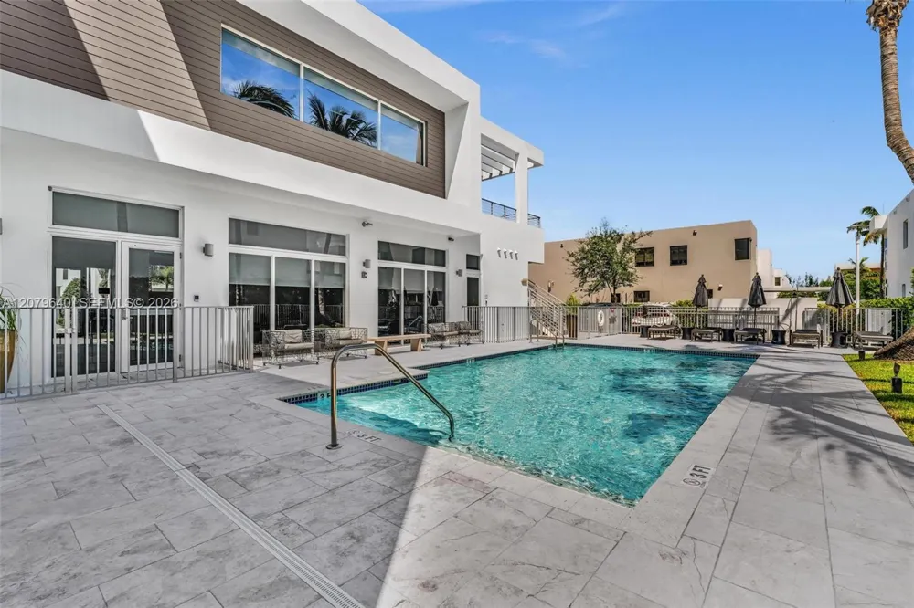 9870 NW 74th Ter Doral, FL 33178
