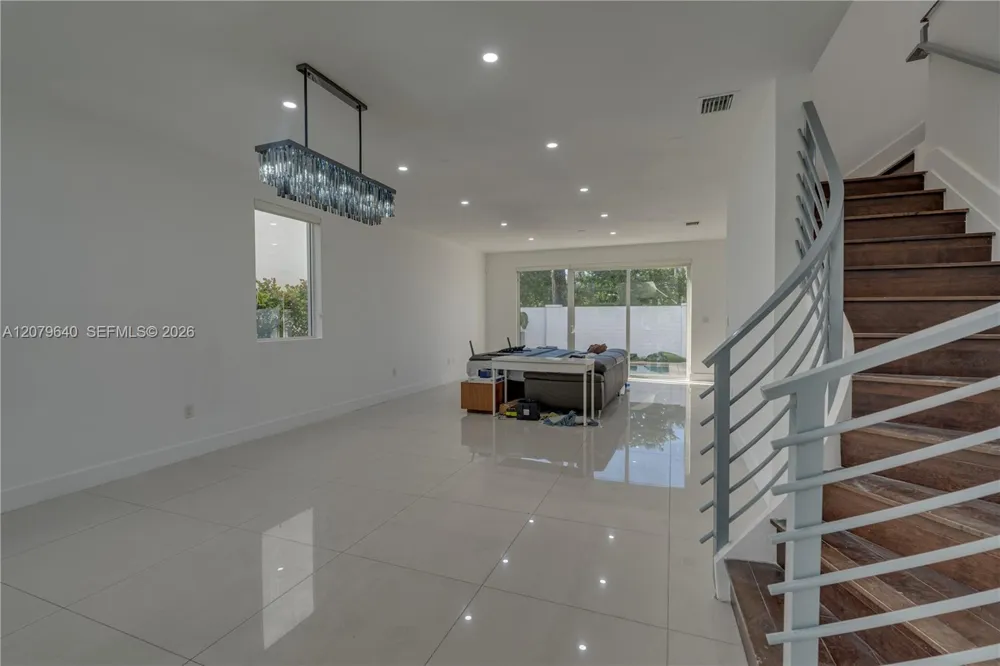 9870 NW 74th Ter Doral, FL 33178
