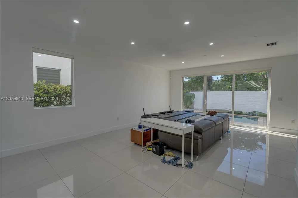 9870 NW 74th Ter Doral, FL 33178
