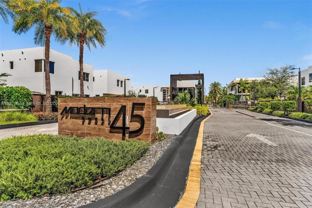 9870 NW 74th Ter Doral, FL 33178