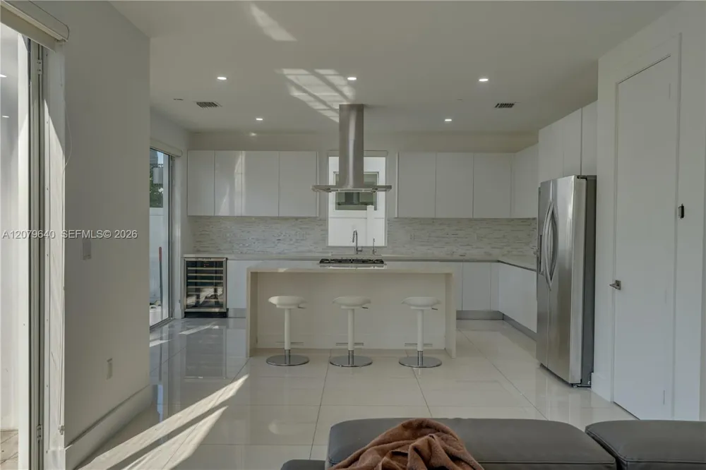 9870 NW 74th Ter Doral, FL 33178