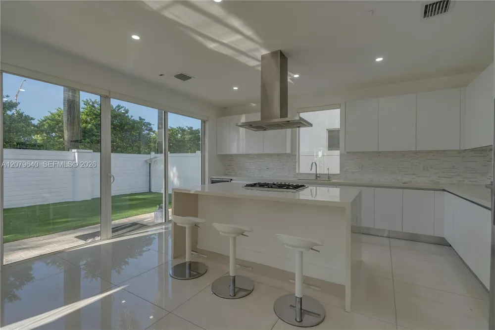9870 NW 74th Ter Doral, FL 33178