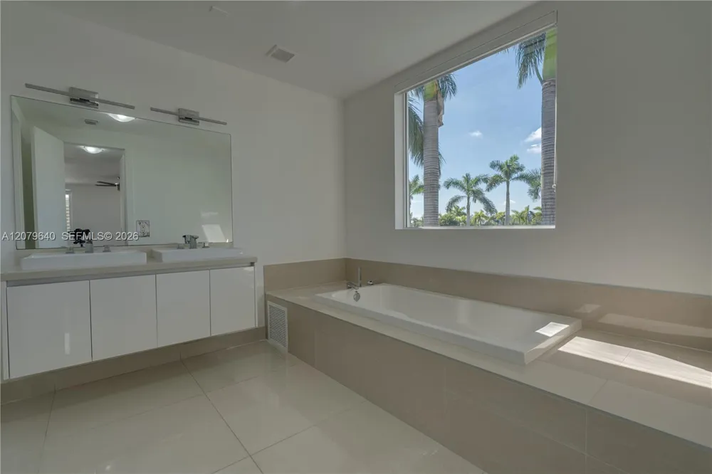 9870 NW 74th Ter Doral, FL 33178