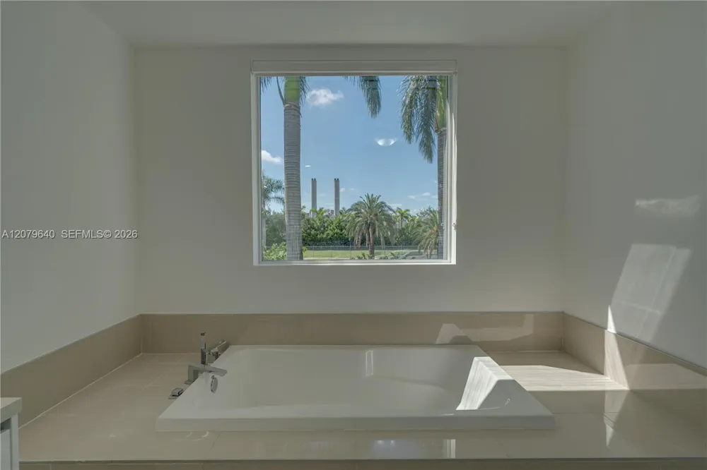 9870 NW 74th Ter Doral, FL 33178