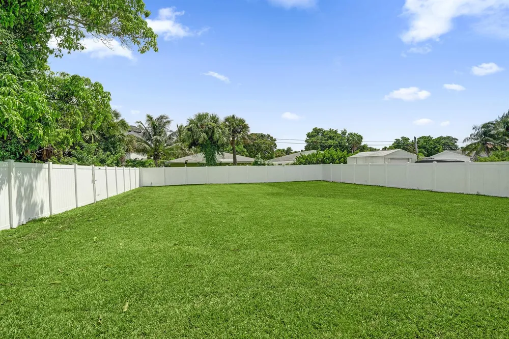 202 SE 4TH STREET Delray Beach, FL 33483