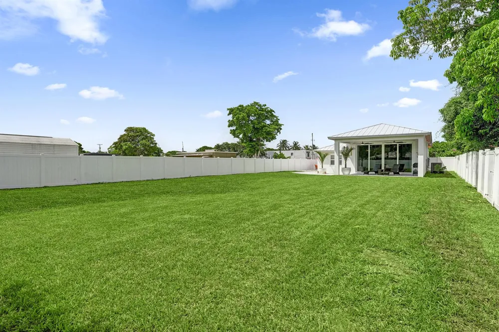 202 SE 4TH STREET Delray Beach, FL 33483