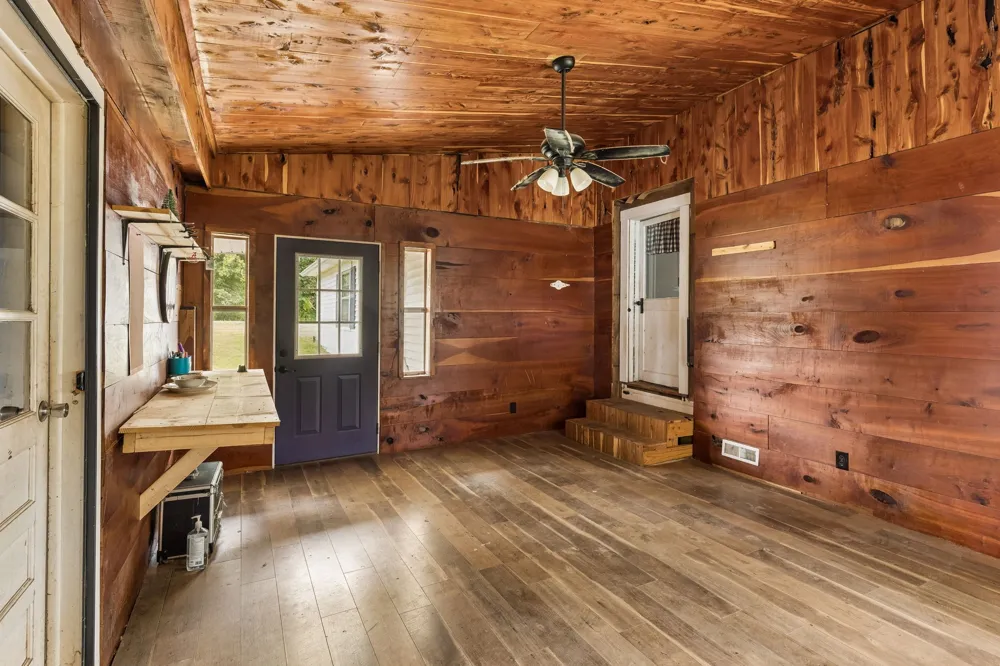 2270 Fall River Rd Leoma, TN 38468