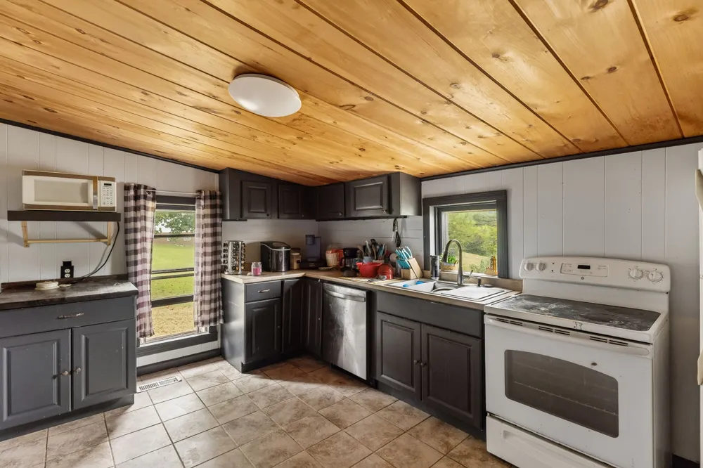 2270 Fall River Rd Leoma, TN 38468