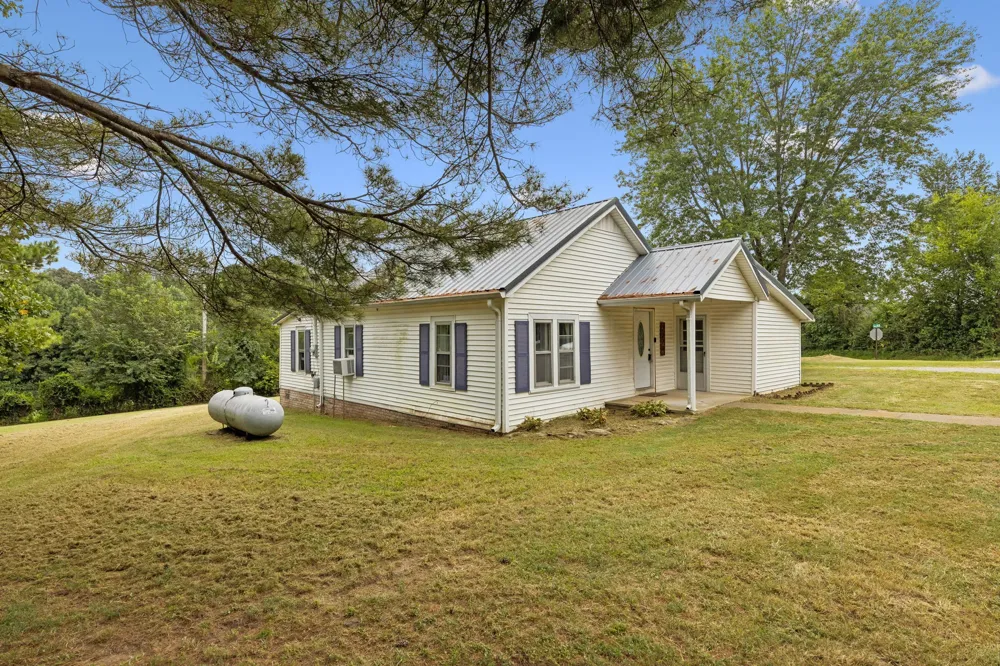 2270 Fall River Rd Leoma, TN 38468