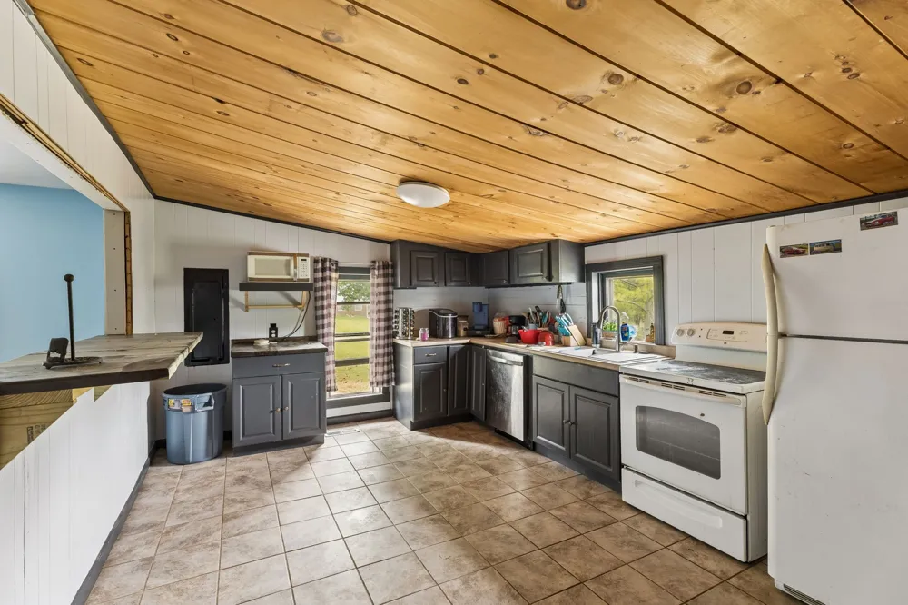 2270 Fall River Rd Leoma, TN 38468