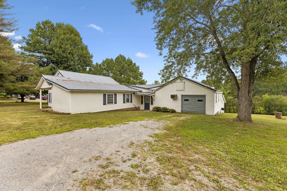 2270 Fall River Rd Leoma, TN 38468