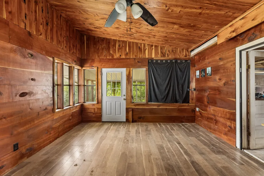 2270 Fall River Rd Leoma, TN 38468