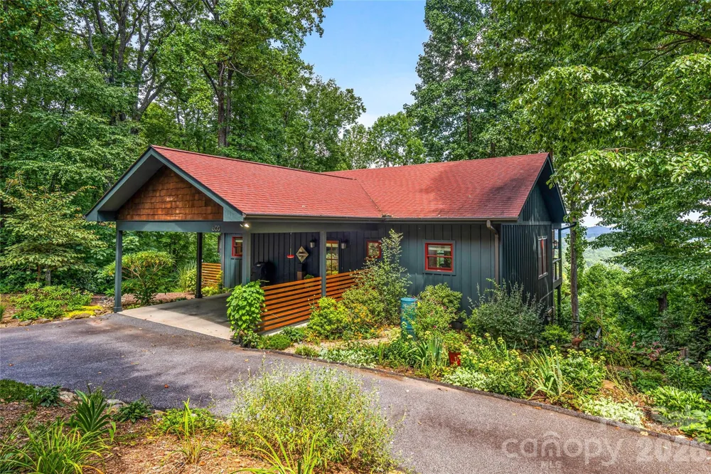 600 Tanglewood Lane Saluda, NC 28773