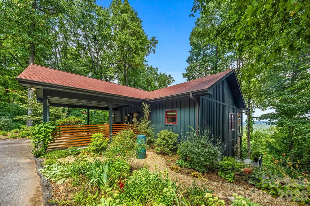 600 Tanglewood Lane Saluda, NC 28773