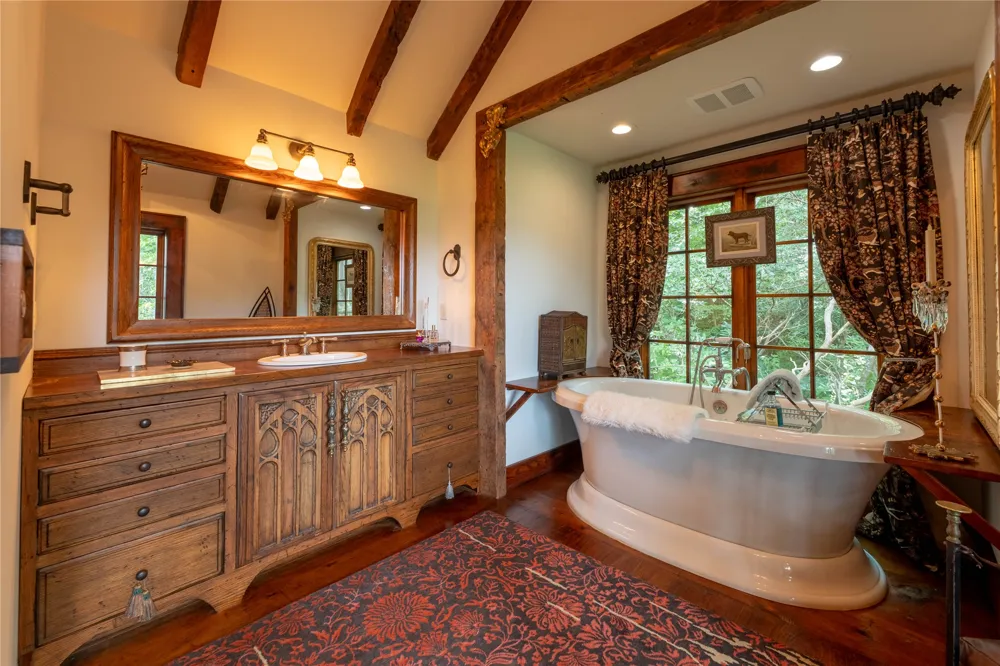 230 Toxaway Drive Lake Toxaway, NC 28747