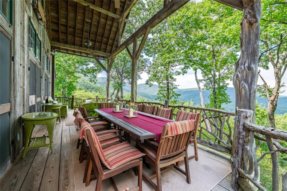 230 Toxaway Drive Lake Toxaway, NC 28747