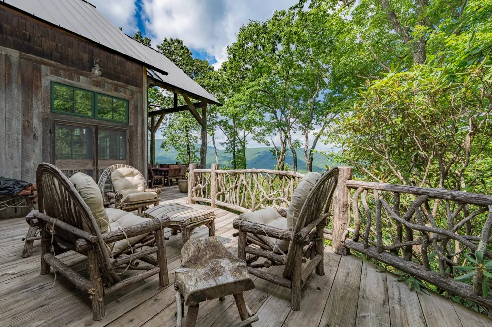 230 Toxaway Drive Lake Toxaway, NC 28747